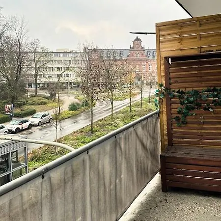 Modern Studio - Perfect Location Apartment
